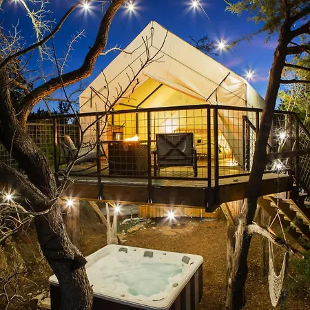 Treehouse Glamping At Pecan Haven W Hot Tub